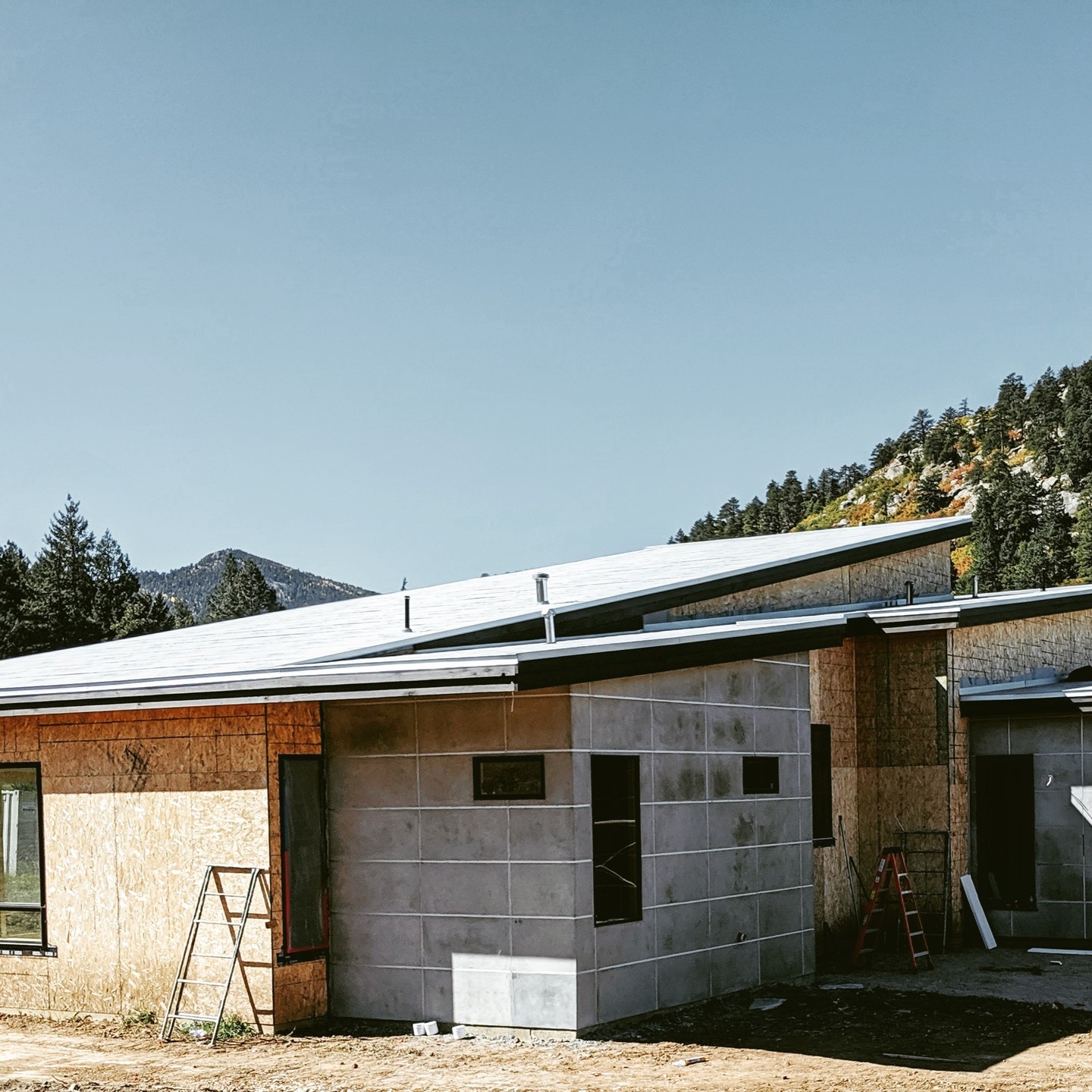 Varied roof pitches and volumes help define space inside this mountain cabin retreat.

#architect #mountainhomes #cabins #Conifer #evergreen #colorado